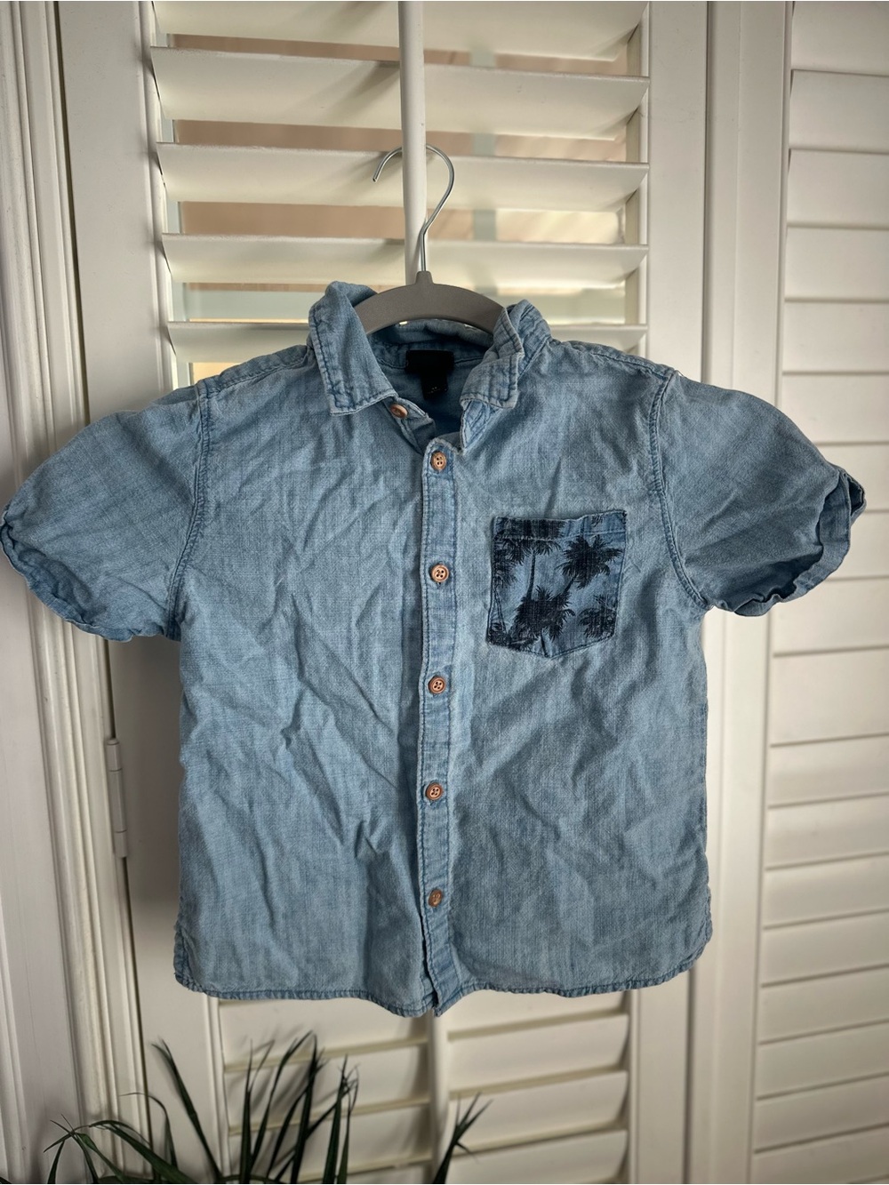 Art Class Boys Size 4T Light Wash Denim Short-Sleeve Button-Up w/ Palm Trees